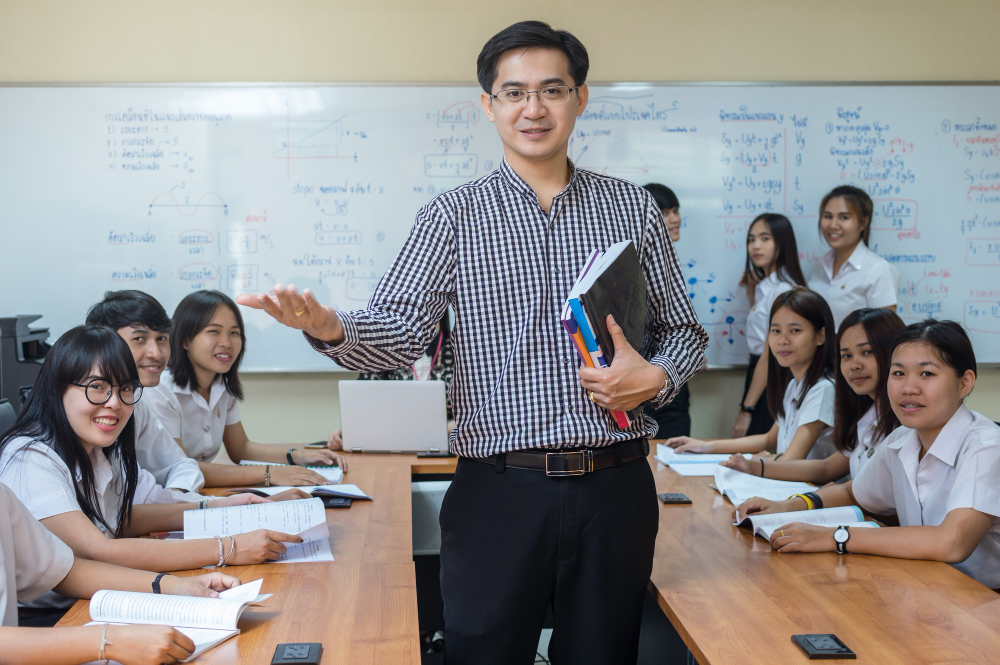 peran pendidik seperti guru di Indonesia sangatlah banyak, antara lain mencerdaskan murid