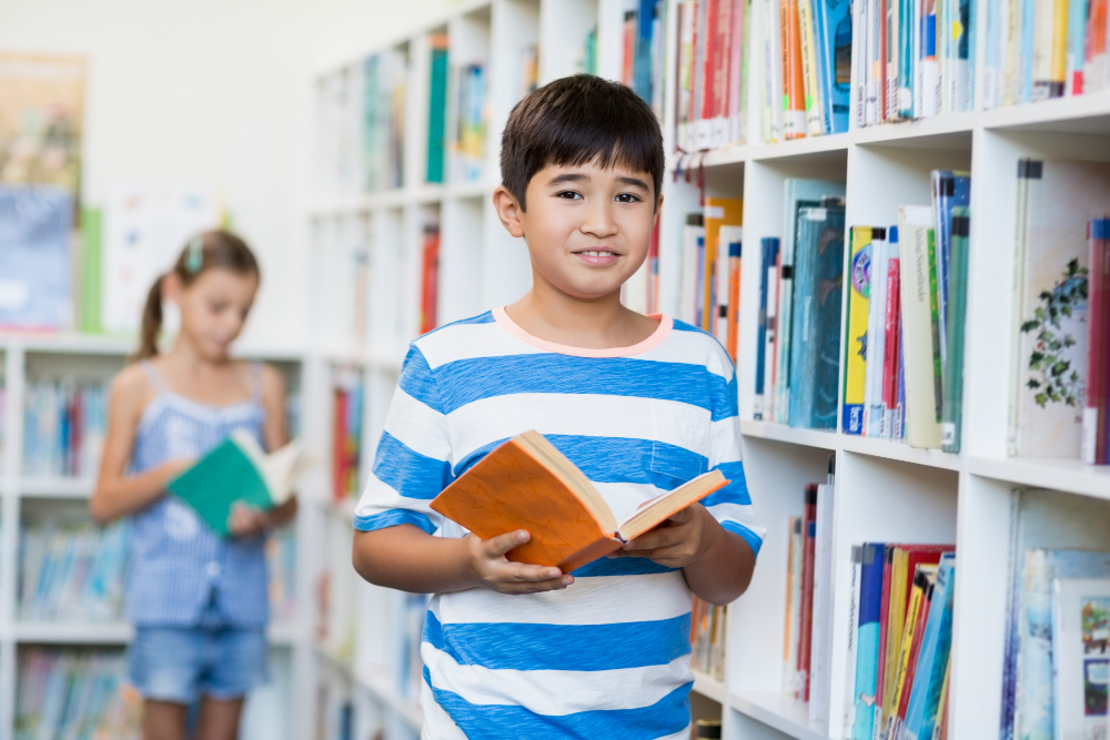 membaca buku di taman baca merupakan salah satu bentuk pendidikan anak yang baik