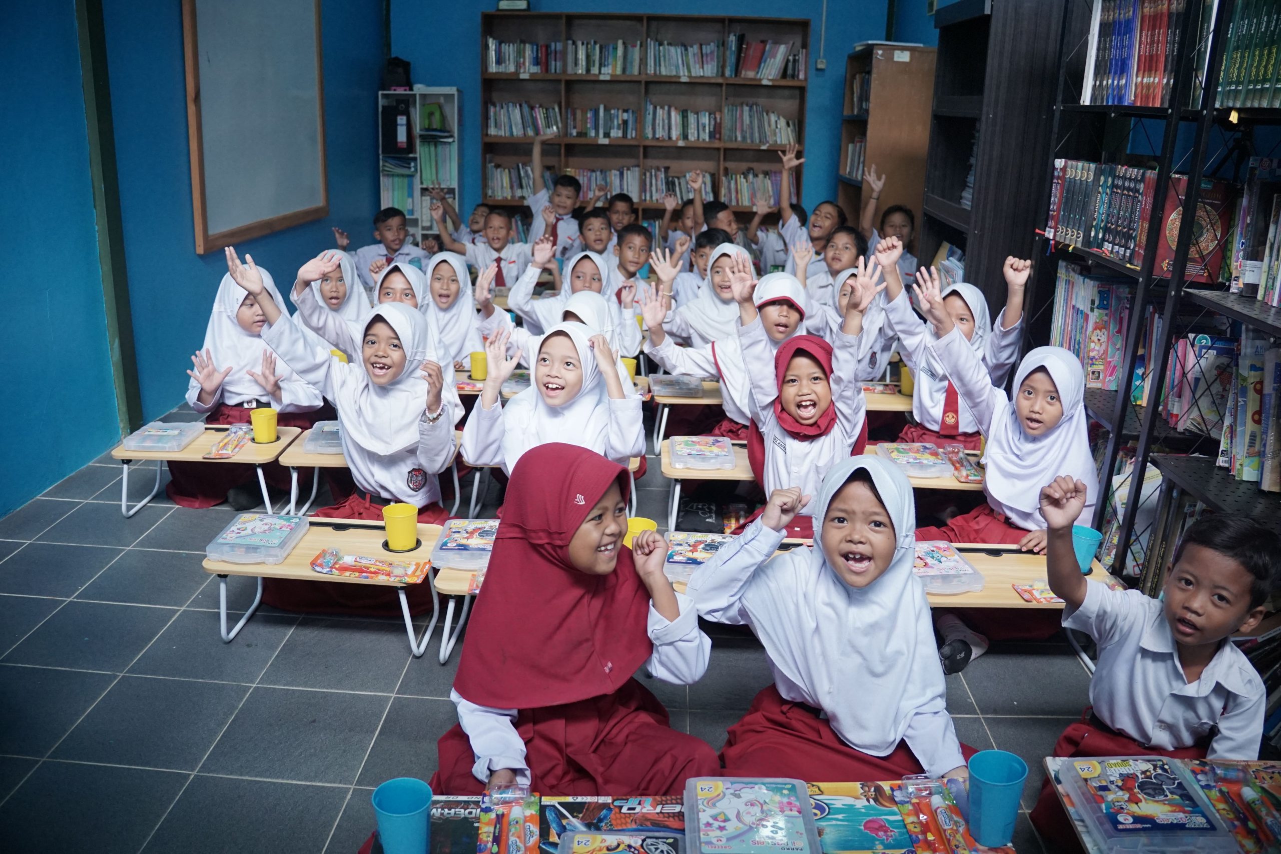 adik-adik taman baca cerdas jasindo tertawa gembira saat lomba mewarnai saat peresmian renovasi taman baca jasindo, ciamis, cibadak