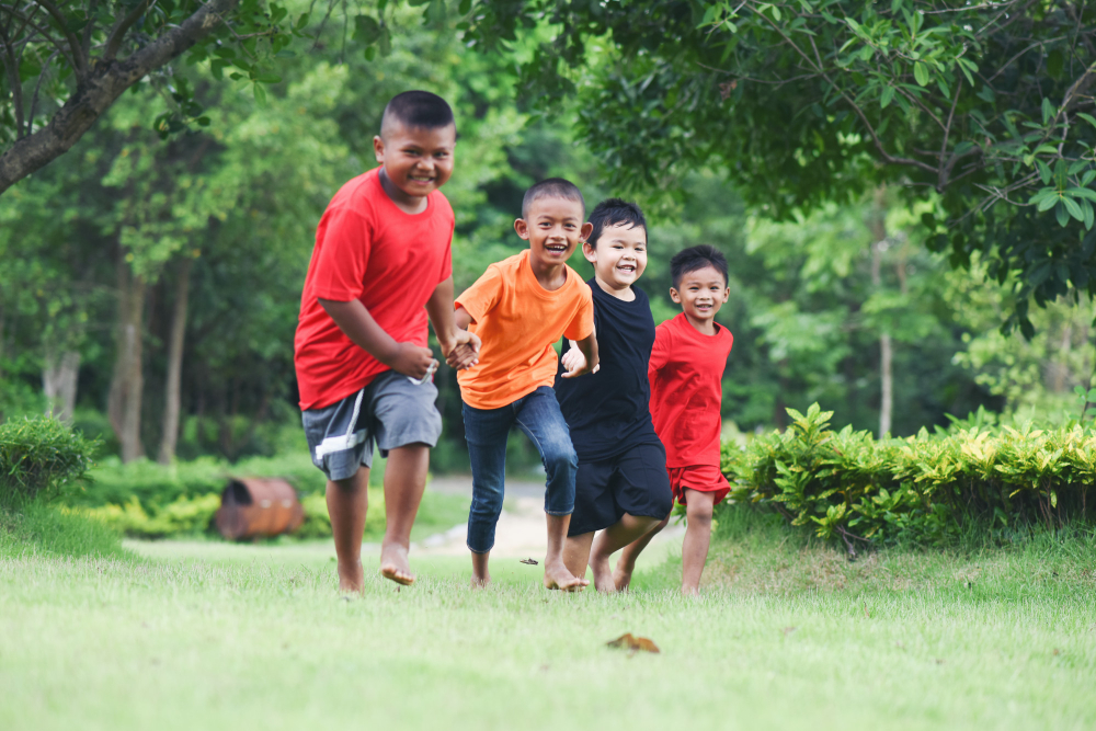 menghabiskan masa kecil dengan bermain permainan tradisional bersama sangatlah menyenangkan dan dibutuhkan oleh anak