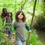 berjalan di hutan atau trekking di alam liar merupakan salah satu cara meningkatkan kecerdasan ekologis