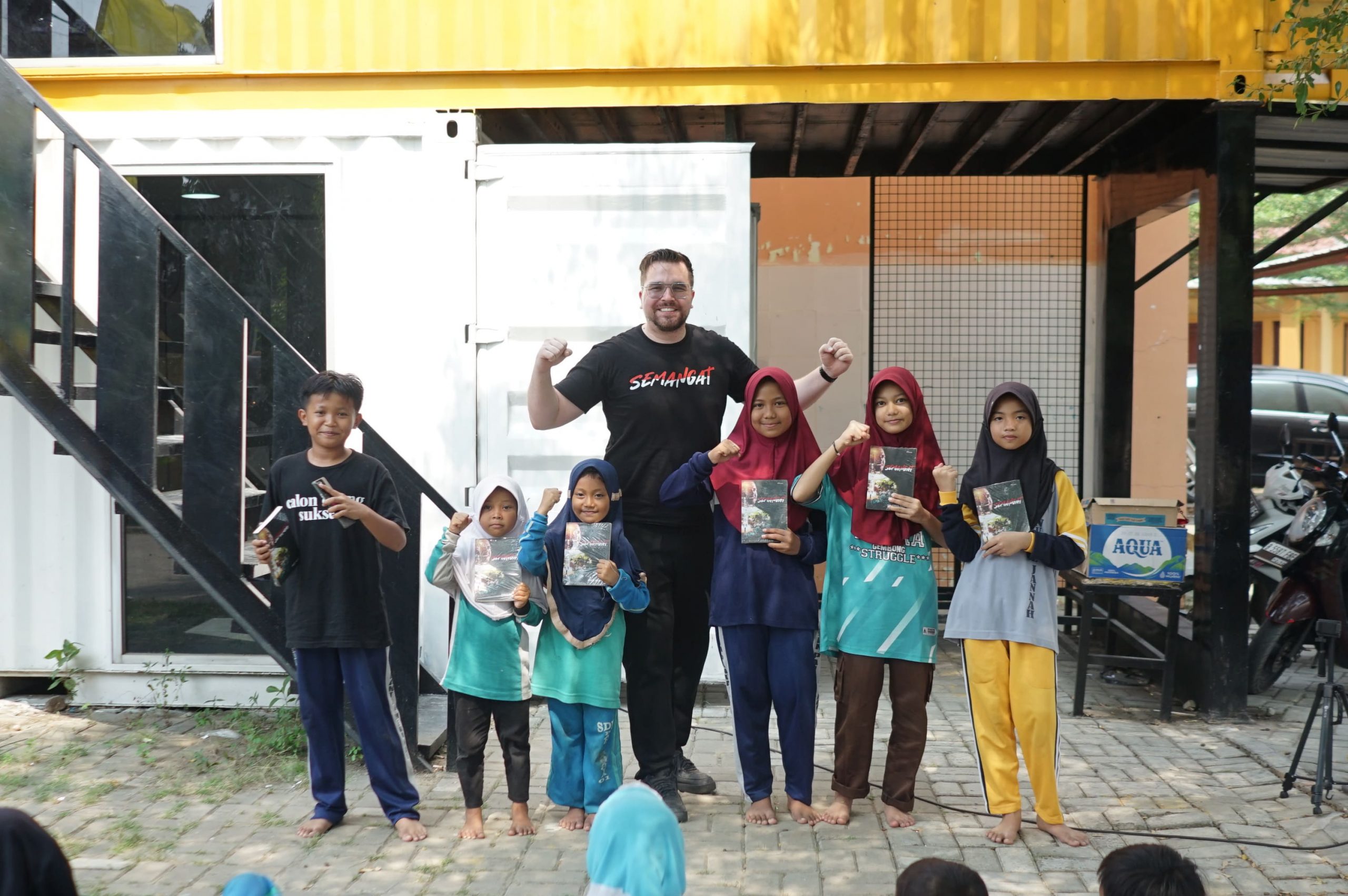 relawan ybkb, kak fred, sedang mengajak adik-adik tamba cerdas samudera untuk lebih peduli lingkungan dan menjaga rasa cinta terhadap indonesia