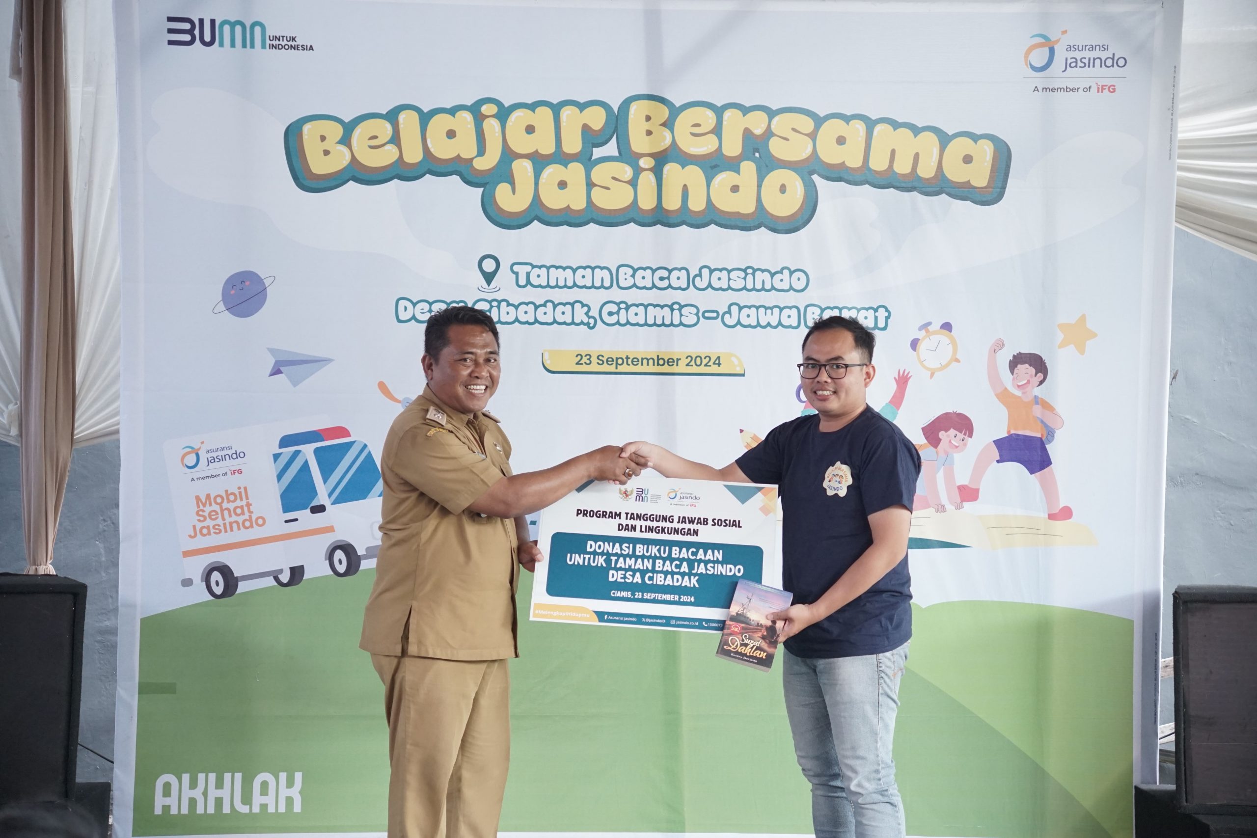 peresmian renovasi taman baca cerdas jasindo juga disertai dengan pemberian donasi buku bacaan kepada adik-adik di sekitar taman baca cerdas jasindo, ciamis, cibadak, jawa barat